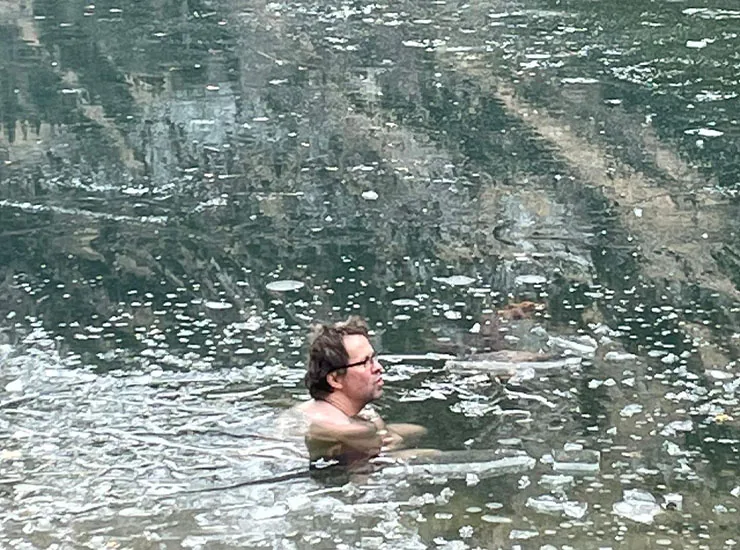 Eisbaden im zugefrorenen See
