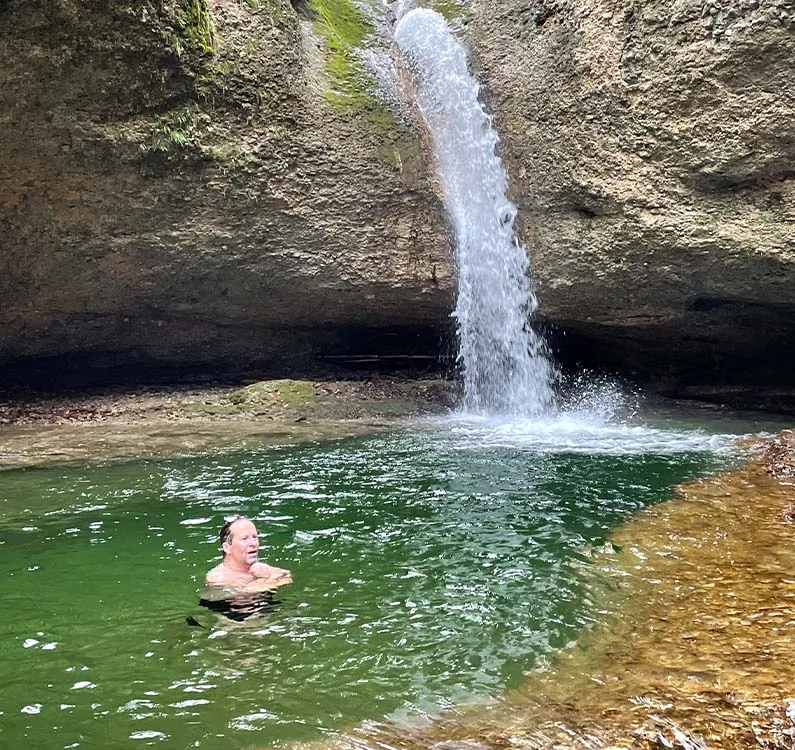 Eisbaden unter dem Wasserfall