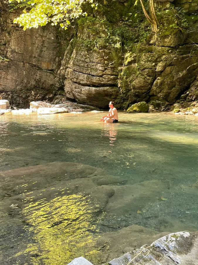 Baden im kalten Bergbach