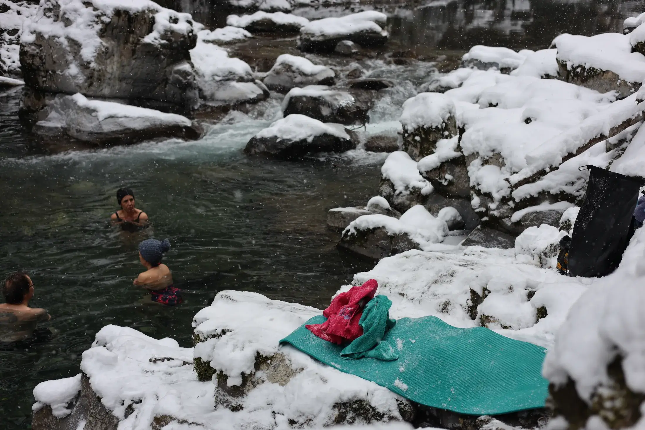 Eisbaden im verschneiten Bergbach mit Marco Salzmann