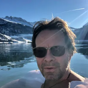 Marco Salzmann im eiskalten Bergsee